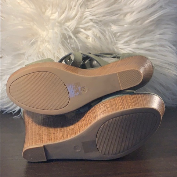 G by guess wedge sandals - Picture 4 of 4